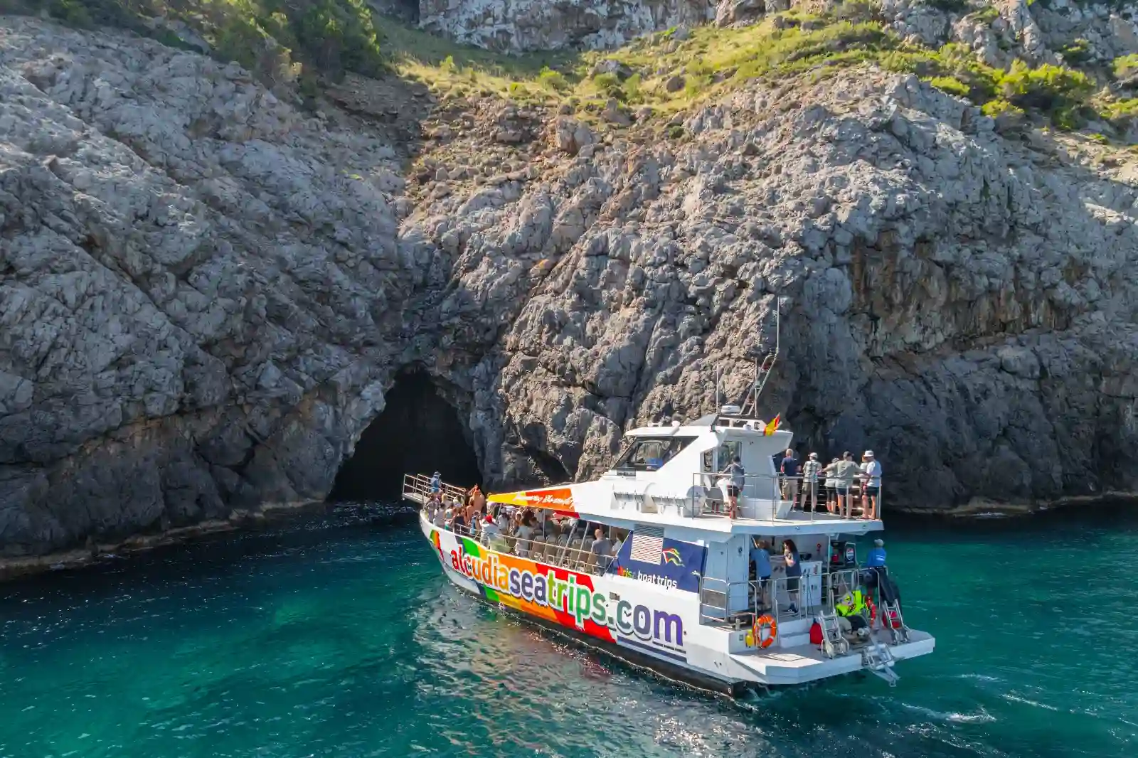 Excursión en barco por calas y cuevas desde Alcudia